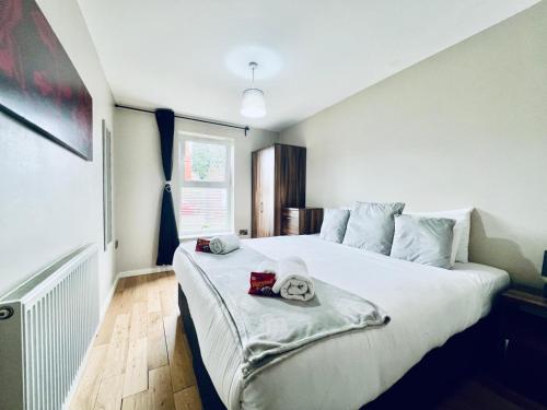 Picture of Lovely 4 Bed (Sleeps 8) Apartment Close To City