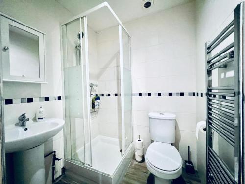 Picture of Lovely 4 Bed (Sleeps 8) Apartment Close To City