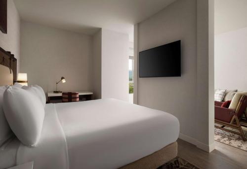 Cambria Hotel Napa Valley Room Type - Junior King Suite