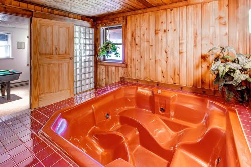 Sweet Life - Vermont Chalet - 6 person Indoor Hot Tub - 15 min to Killington - image 4