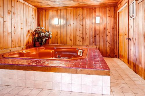 Sweet Life - Vermont Chalet - 6 person Indoor Hot Tub - 15 min to Killington - image 5