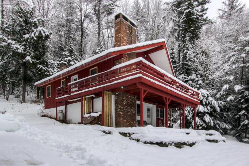 Sweet Life - Vermont Chalet - 6 person Indoor Hot Tub - 15 min to Killington