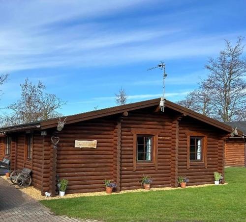 Laura's Lodge Hot Tub Log Cabin, Felmoor Park, Morpeth, Northumberland in ايشوت