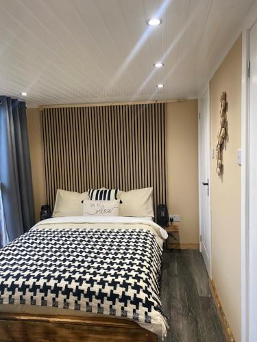 Devon River Glamping Pods in Аллоа