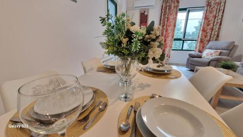 Three-Bedroom Apartment room in Guadalquivir amplio y céntrico