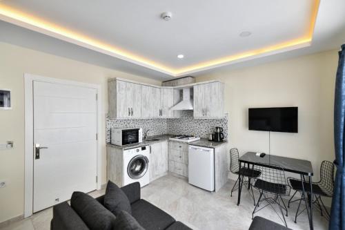 ห้องส่วนกลางสำหรับนั่งเล่น/ดูทีวี, Lamira Apart Holiday&Guest House in กุนลุกบาซี