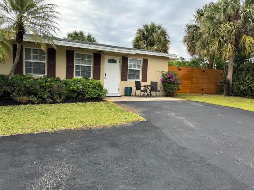 Cozy 2 bedroom near intercoastal & beaches in North Palm Beach, USA