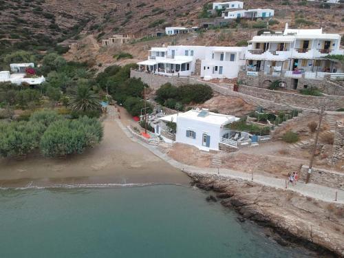 Ammos 1 - Seafront house in Glyfo beach, Sifnos