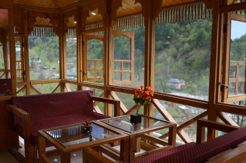 Apkārtne, Tirthan village resort in Gushaini