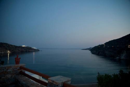 Ammos 1 - Seafront house in Glyfo beach, Sifnos