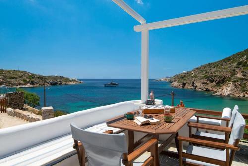 Ammos 1 - Seafront house in Glyfo beach, Sifnos