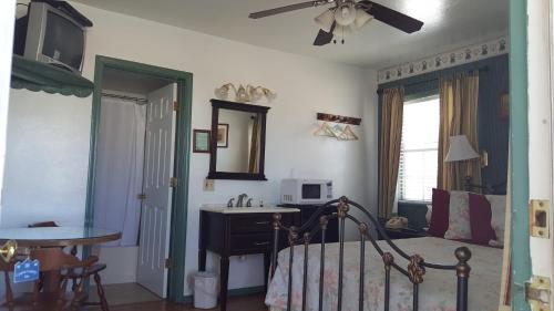 Canyon Country Inn - image 7