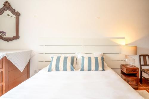 Refreshing poolside escape in Ponte de Sor