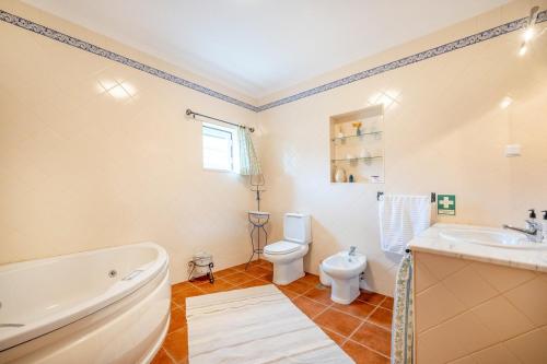 Refreshing poolside escape in Ponte de Sor