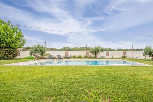 Refreshing poolside escape in Ponte de Sor