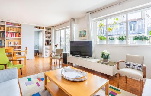 Awesome Apartment In Paris With Wifi - image 11