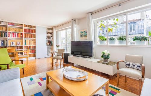 Awesome Apartment In Paris With Wifi - image 5
