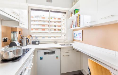 Awesome Apartment In Paris With Wifi - image 14