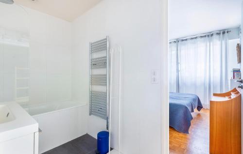 Awesome Apartment In Paris With Wifi - image 12