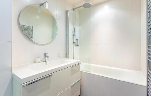 Awesome Apartment In Paris With Wifi - image 13