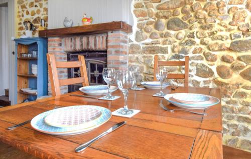 virtuve, 2 Bedroom Nice Home In Passais-Villages in Vauce