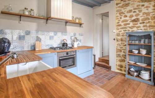 virtuve, 2 Bedroom Nice Home In Passais-Villages in Vauce