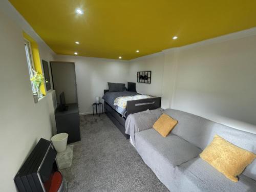 Single Room near Heathrow Windsor Legoland & Free Parking Onsite