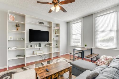 Galveston Retreat about 1 Mi to Beach Pet Friendly!