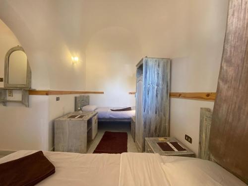 Twin Room image 4