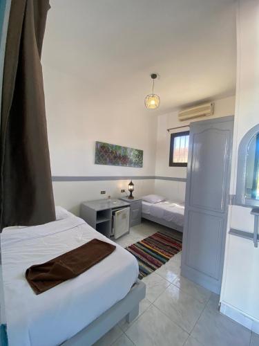 Twin Room image 6