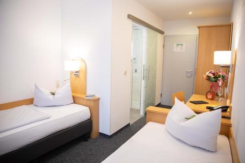 2 twin beds