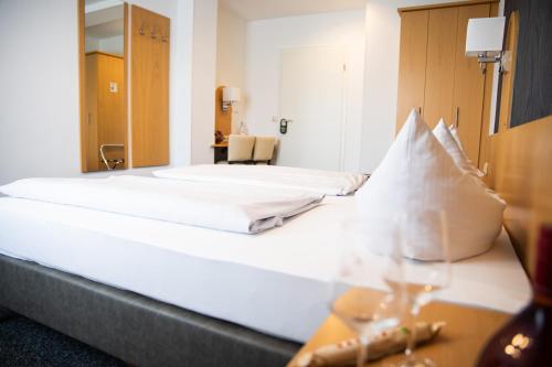 1 queen bed, 1 double bed