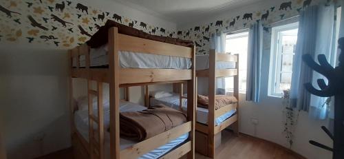 8 twin beds