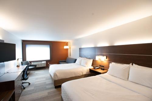 2 queen beds, 1 sofa bed