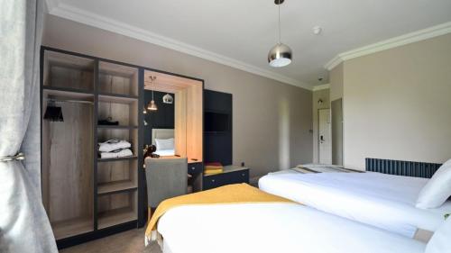 Abbey Court - main image