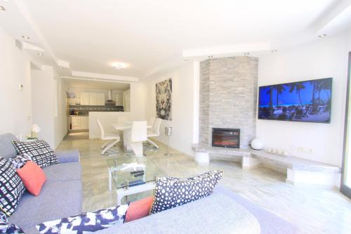 1093 modern beach apartment  huge terrace  bbq - image 5