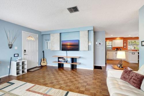 Beautiful Naples Park Cottage -Only 1 Mile to Vanderbilt Beach North