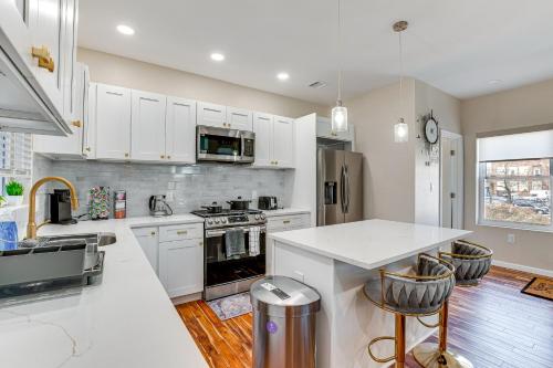 Luxe Newark Retreat with Rooftop Deck Pets Welcome! in Newark, USA