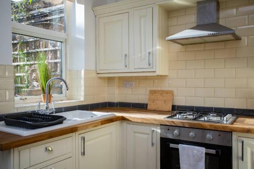 Kitchen, West Beck House Newcastle - Spacious Double Room in North Shields