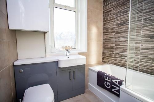 Bathroom, West Beck House Newcastle - Spacious Double Room in North Shields