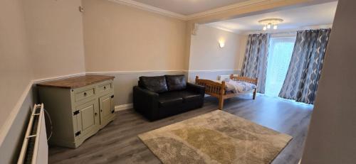 Avala, 5/6 Bed House in Romford