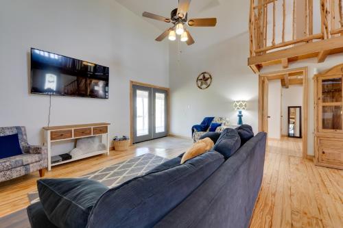 Pet-Friendly Cabin on 3 Acres 7 Mi to Uvalde! in Uvalde, USA