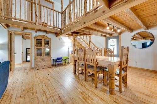 Pet-Friendly Cabin on 3 Acres 7 Mi to Uvalde! in Uvalde, USA