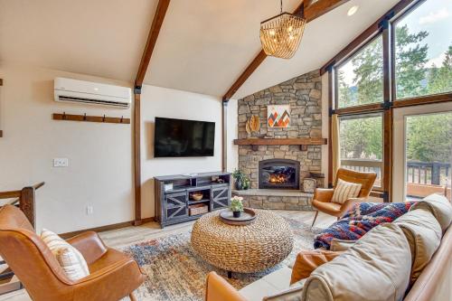 Cozy Cle Elum Hideaway with Hot Tub, Fire Pit and More