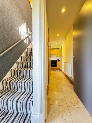 köök, Luxury, private, secure self-contained Coach House, near Wythall and close to the NEC in Dorridge
