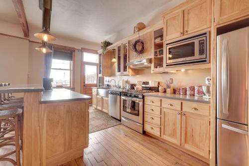 Vintage Downtown Laramie Apartment with Deck! in Laramie, USA