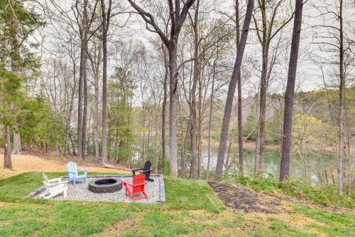 Toano Home with Screened Porch Steps to Lake!