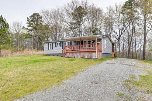 Toano Home with Screened Porch Steps to Lake!