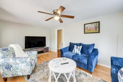 Toano Home with Screened Porch Steps to Lake!