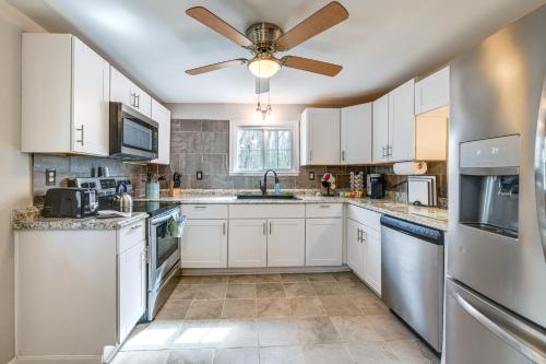 Toano Home with Screened Porch Steps to Lake!